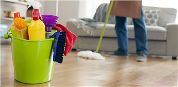 5-buoc-ve-sinh-san-nhua-cuon-mot-cach-nhanh-chong-va-de-dang