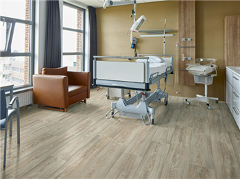 co-nen-su-dung-san-nhua-pvc-cho-phong-kham-tu-khong